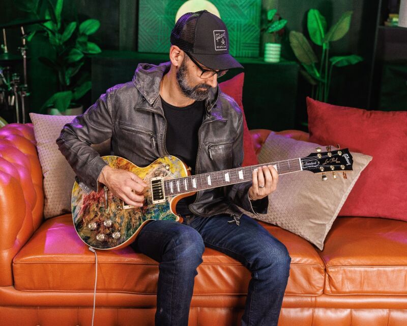 Gibson Band debiutuje w niebanalnym składzie. I z niebanalną gitarą wystawioną na aukcję