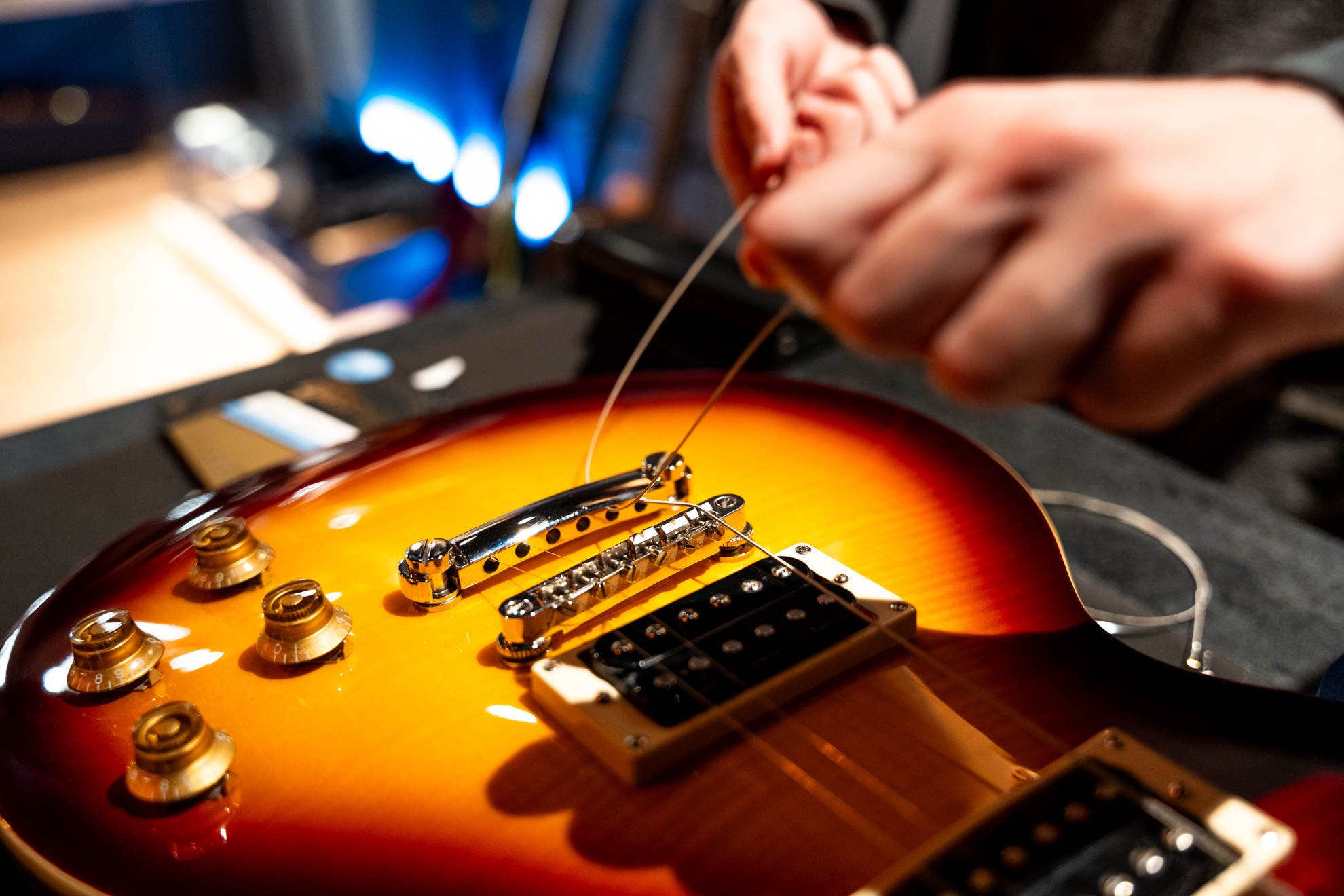 Twoja gitara potrzebuje naprawy? Zabierz ją do profesjonalnego serwisu w RNR Warszawa!