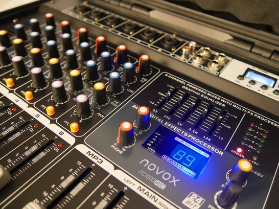 Novox PC1000MIC - powermikser 2 x 300 W/4 Ohm + 2 mic.bezp