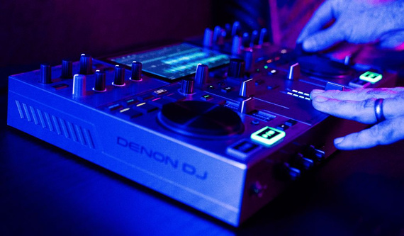 Denon DJ PRIME GO Plus – przenośny kontroler DJ