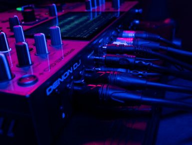 Denon DJ PRIME GO Plus – przenośny kontroler DJ