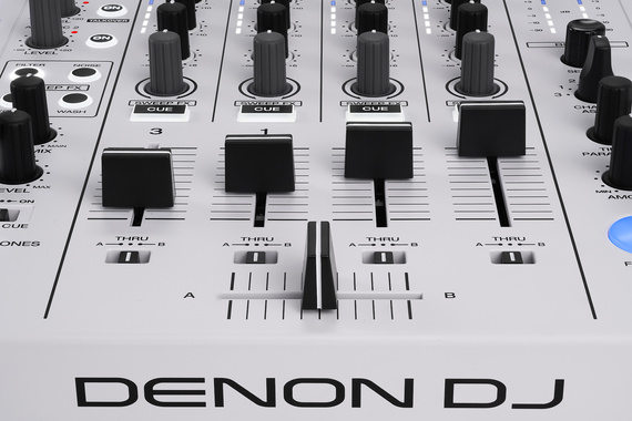 Denon DJ SC Live 4 WHITE - kontroler DJ